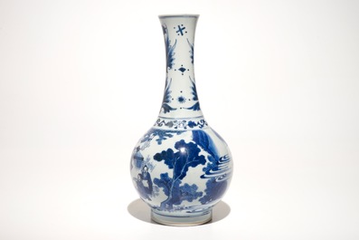 Un vase de forme bouteille en porcelaine de Chine bleu et blanc, &eacute;poque Transition
